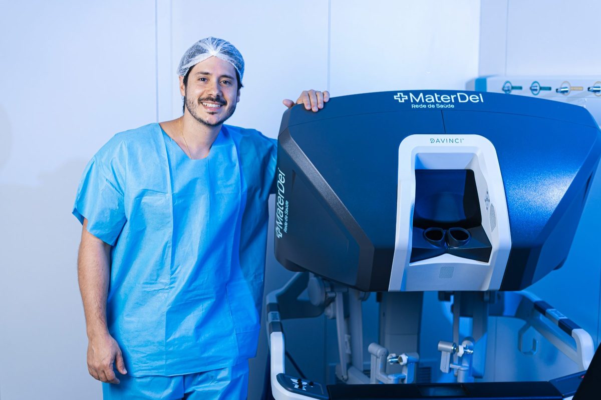 Dr. Ricardo Amaral em procedimento cirúrgico