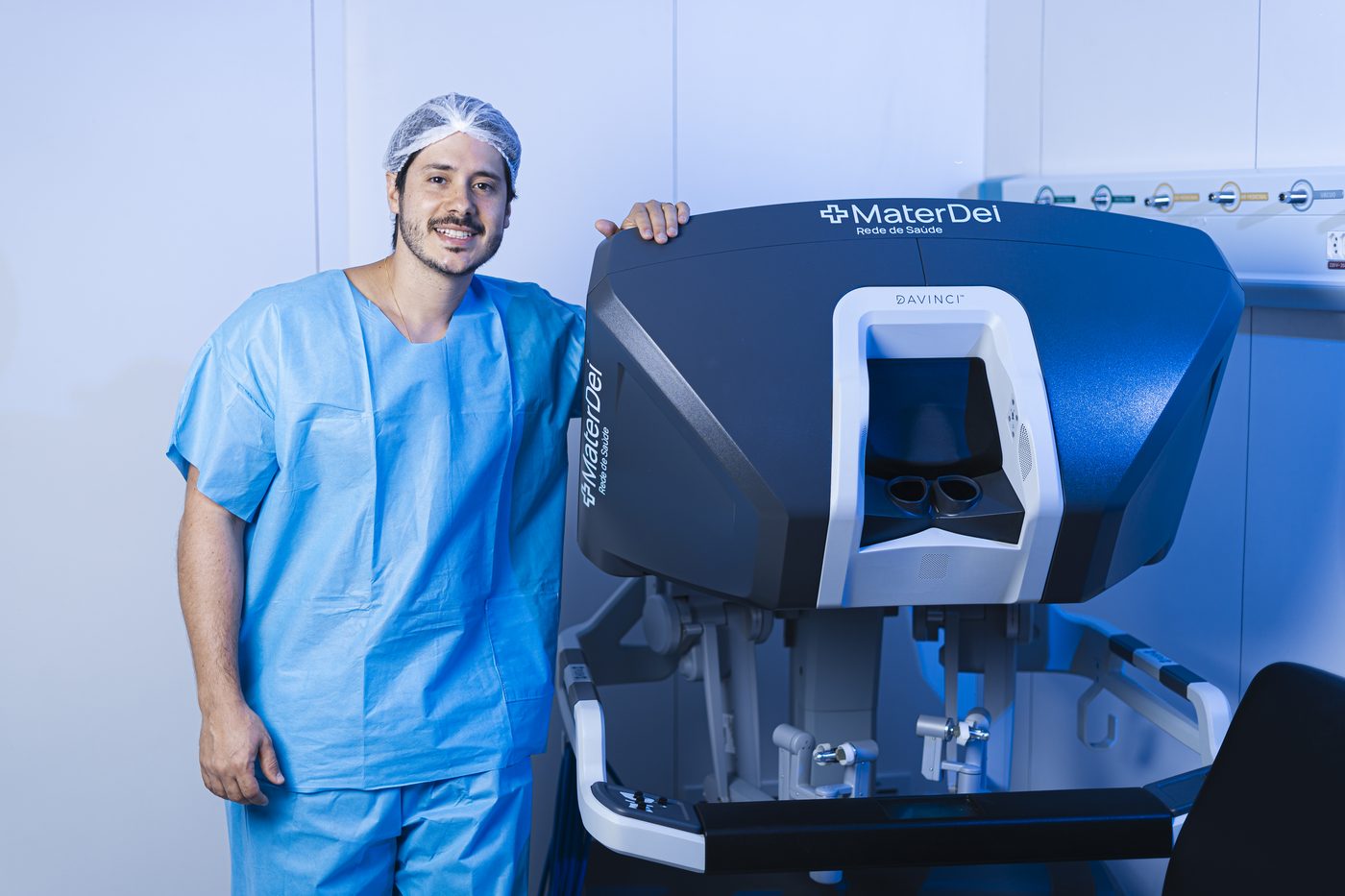 Dr. Ricardo Amaral junto ao console da plataforma da Vinci, Hospital Mater Dei