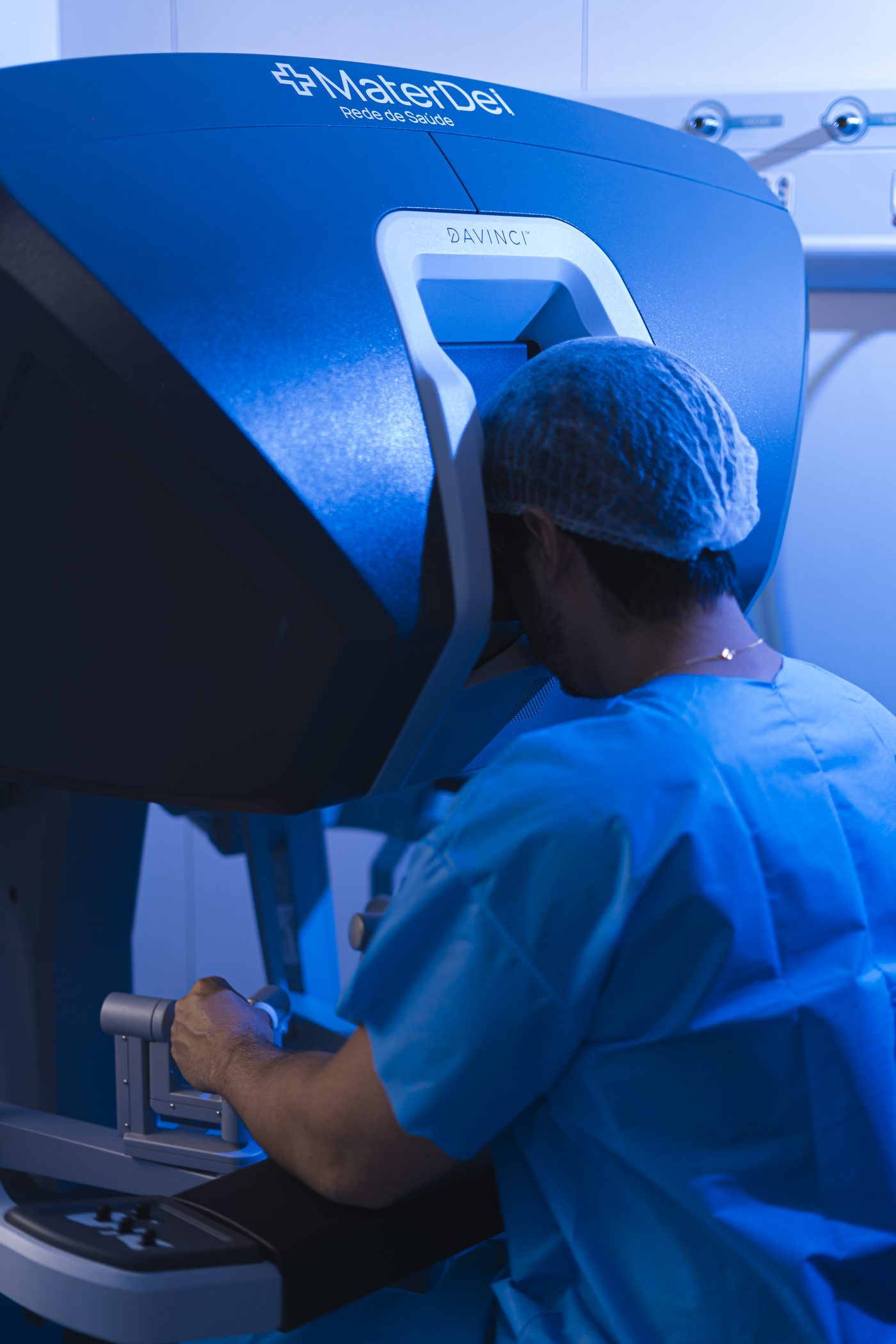 Dr. Ricardo Amaral no console da plataforma robótica da Vinci, Hospital Mater Dei