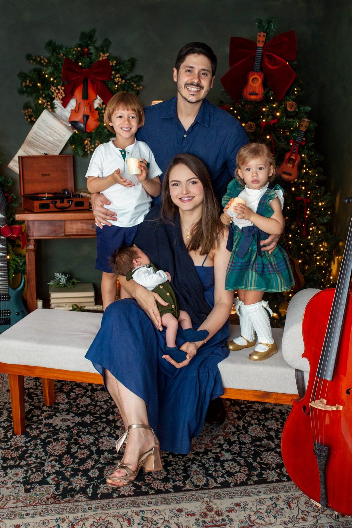 Dr. Ricardo Amaral com a esposa Camila e os filhos Matteo, Maria Clara e Isaac
